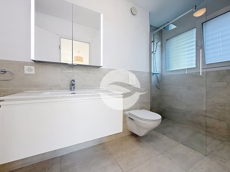 1er : Chambre parentale avec armoire et salle de douche privée