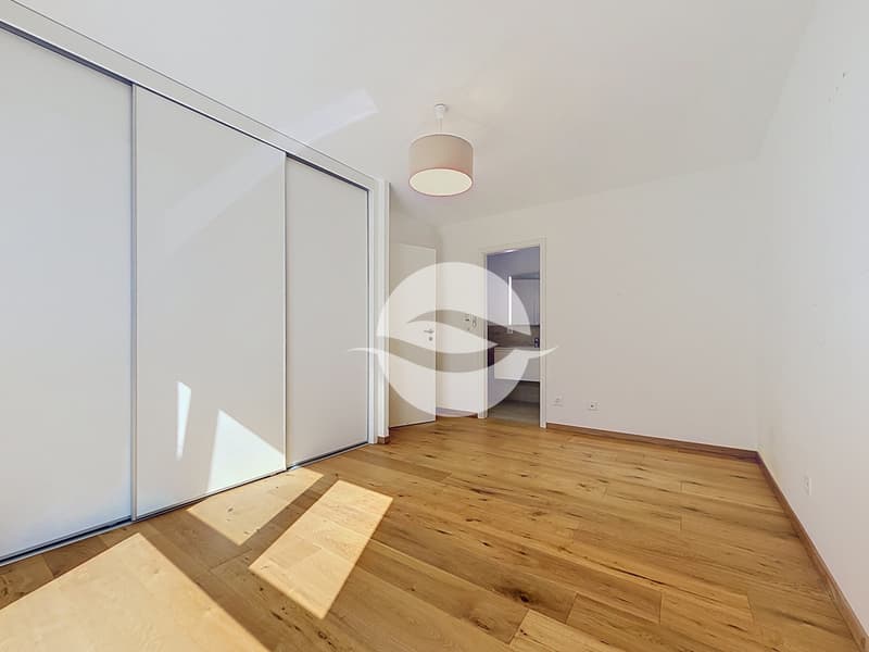1er : Chambre parentale avec armoire et salle de douche privée