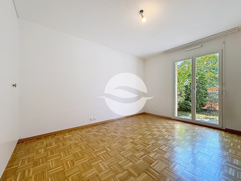 Chambre à coucher avec armoires