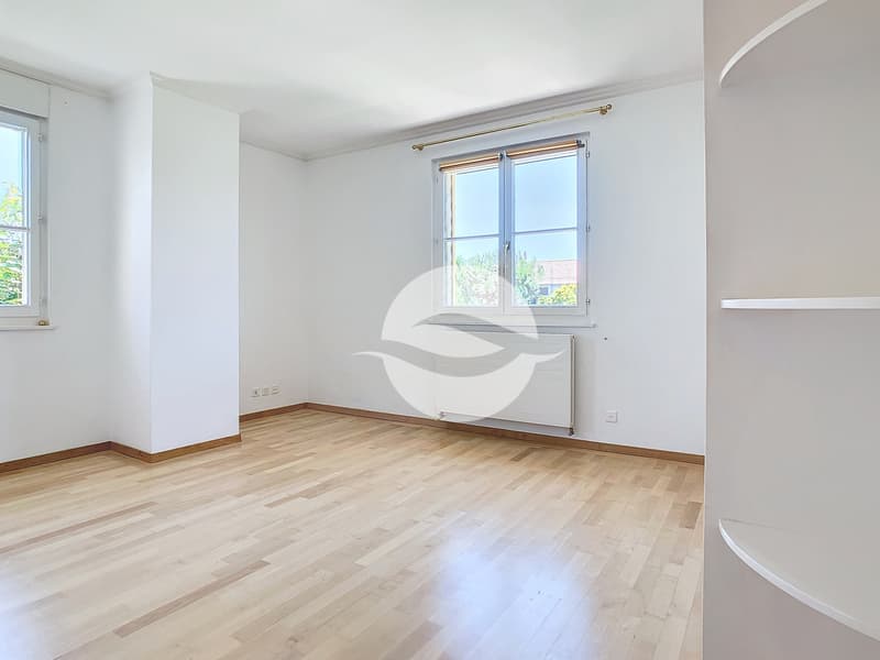 1er : 3ème chambre avec armoires et salle de douche privée / 1st: 3rd bedroom with closets and a private shower room