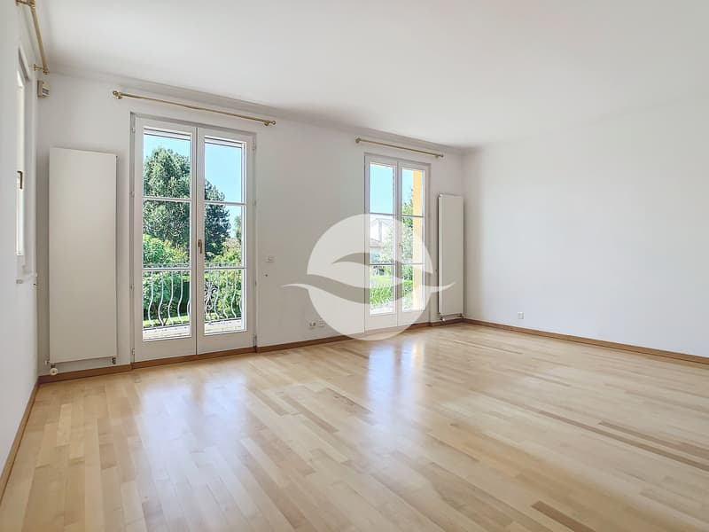 1er : Chambre parentale avec dressing et salle de bains (Jacuzzi et douche) privatifs / 1st: Master bedroom with walk-in closet and private bathroom (Jacuzzi and shower)