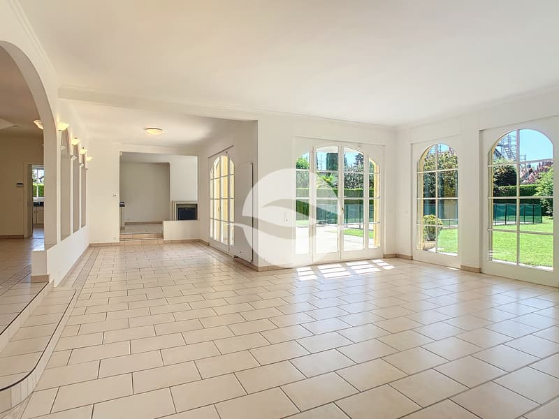 Salon avec accès au jardin / Living room with access to the garden