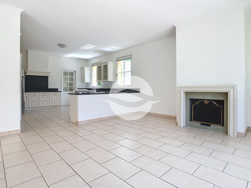 Espace repas avec cheminée ouvert sur la cuisine / Dining area with a fireplace, open to the kitchen