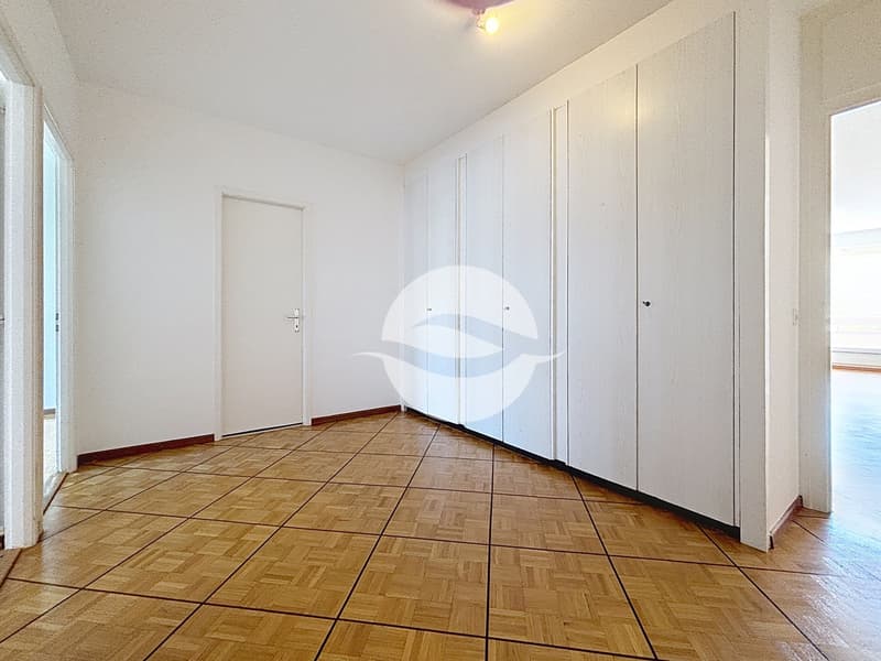 Hall de distribution des chambres avec armoires