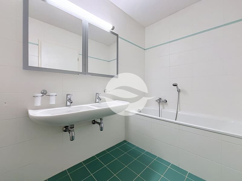 Salle de bains avec double vasque et WC