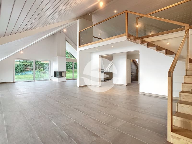 Pièce de vie avec terrasses et accès à la mezzanine