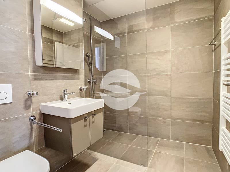 2ème suite avec balconet Vue lac, dressing et salle de douche privée