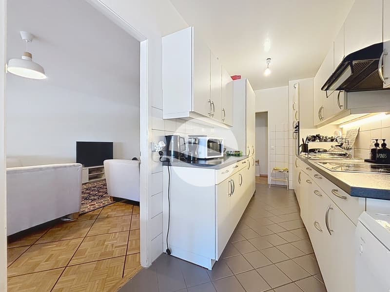 Cuisine entièrement agencée et équipée, espace repas