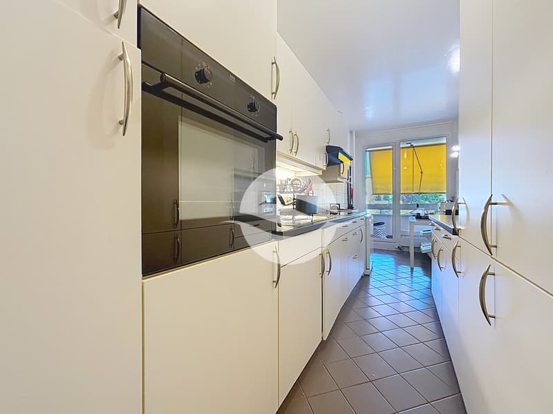 Cuisine entièrement agencée et équipée, espace repas