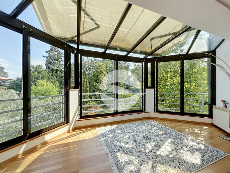 Zone vitrée avec vue sur le parc
