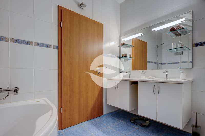 Salle de bains avec vasque et meuble de rangement