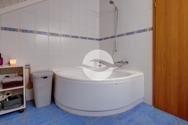 Salle de bains avec vasque et meuble de rangement