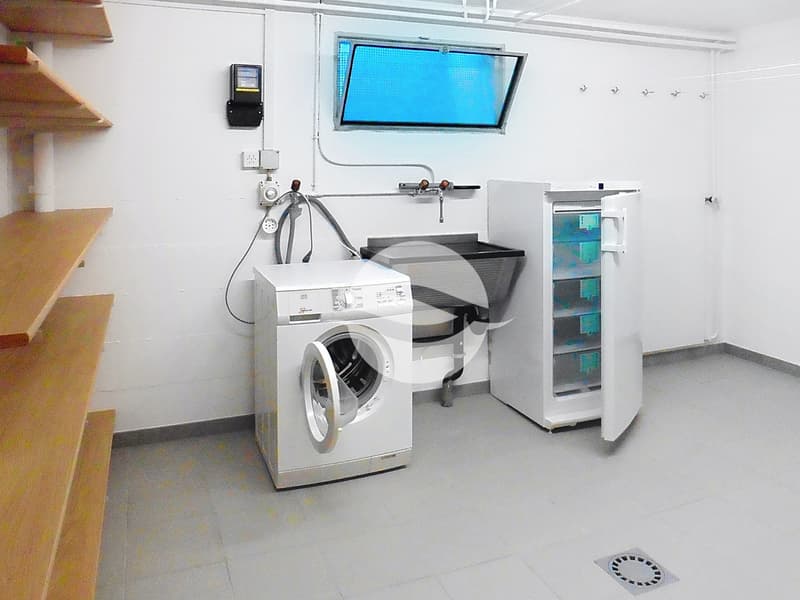 Sous-sol : Buanderie privée avec lave-linge et congélateur