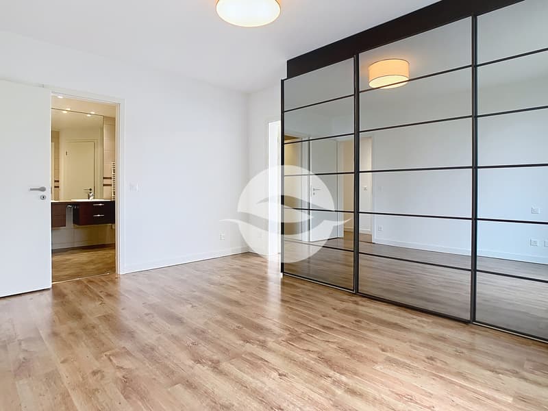 Chambre parentale avec armoires et salle d'eau privée
