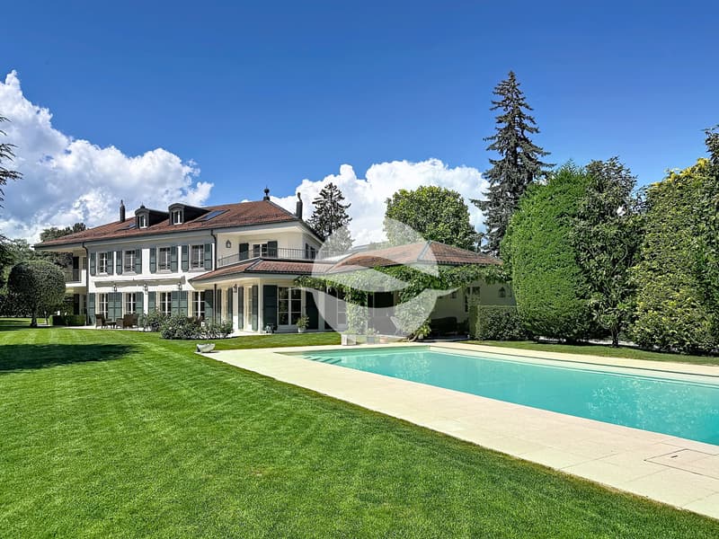Vue de la villa - côté jardin et piscine