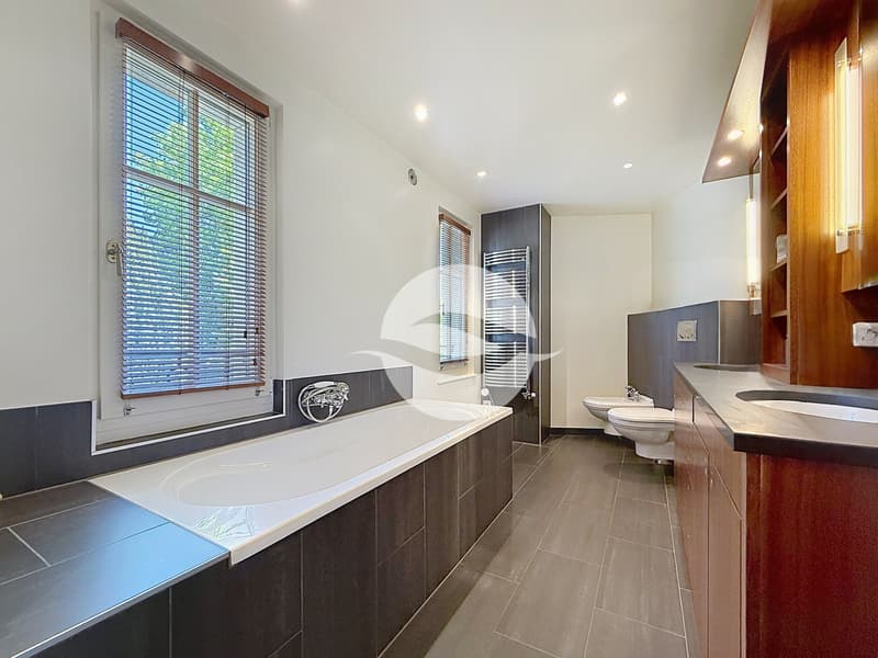 1er : Salle de bains, douche et Hammam de la suite parentale