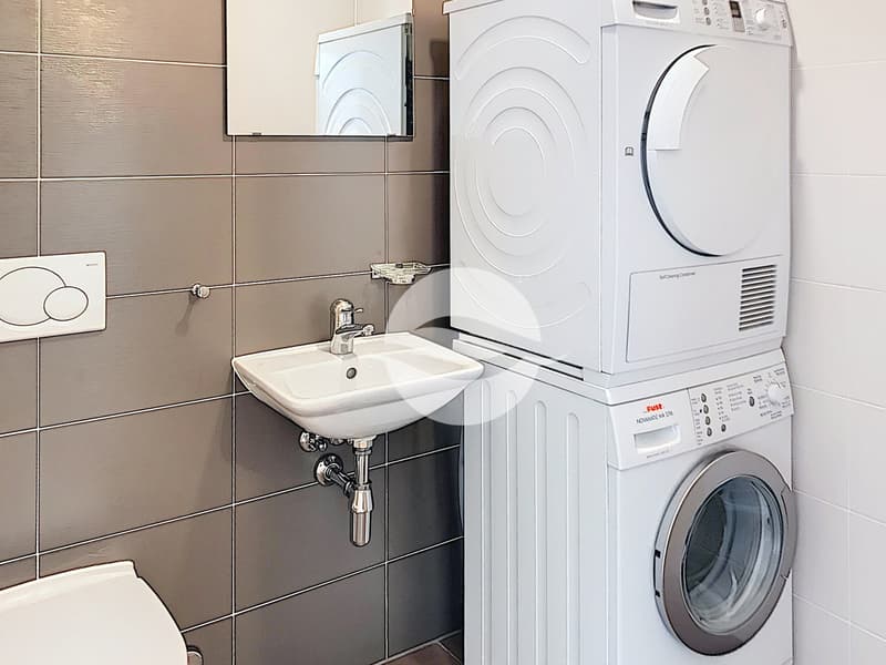 WC séparés avec colonne lave-linge et séchoir