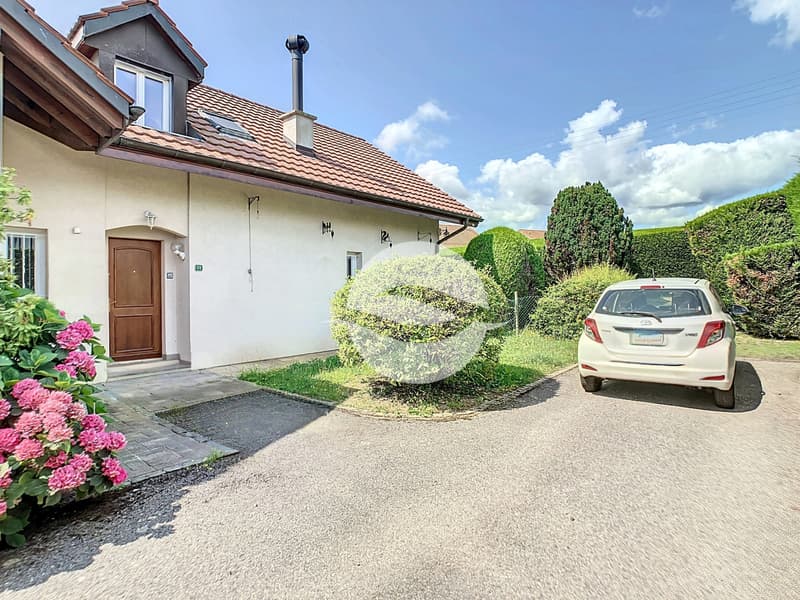Maison côté entrée avec 2 places de parc extérieures en enfilade