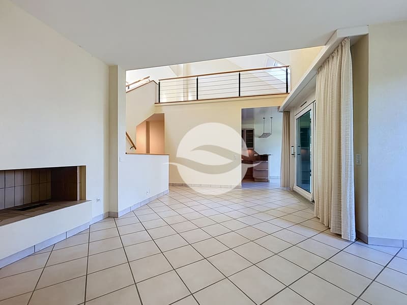 Spacieux séjour / salle à manger avec cheminée et accès au balcon