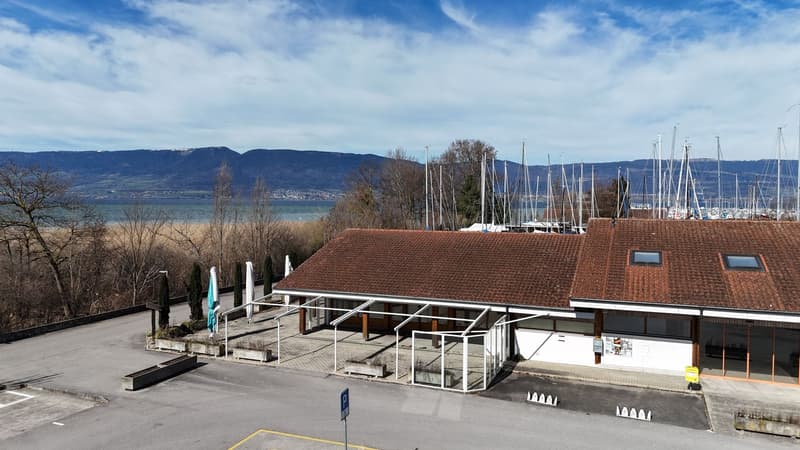 Immeuble avec restaurant et mobilier, épicerie et chambres proche du l (13)