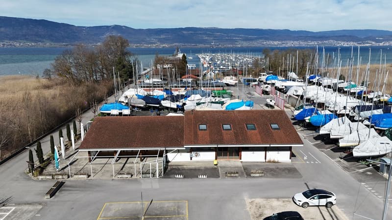 Immeuble avec restaurant, épicerie et chambres proche du lac (12)