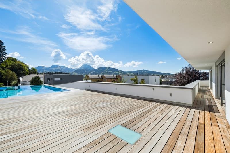 Terrasse en rooftop avec piscine à débordement - Projection IA