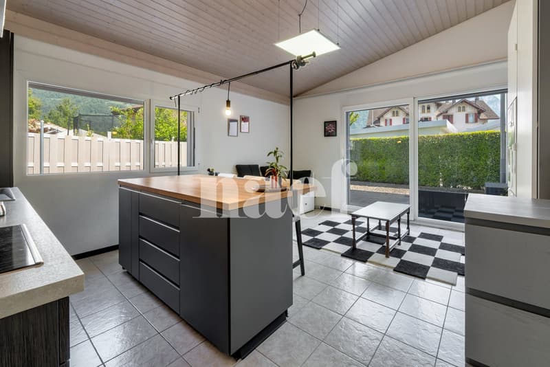 Très belle maison individuelle de 6.5 pièces avec studio indépendant et piscine extérieure à vendre à Bex (13)