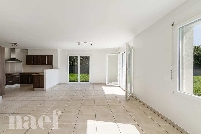 Charmante villa mitoyenne par les garages de 5.5 pièces au style contemporain et dans un cadre verdoyant à vendre à Blonay (3)