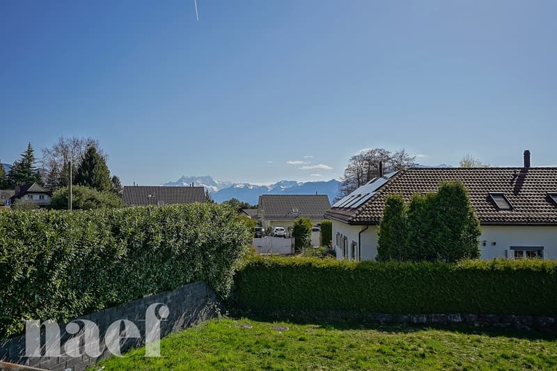 Charmante villa mitoyenne par les garages de 5.5 pièces au style contemporain et dans un cadre verdoyant à vendre à Blonay (2)