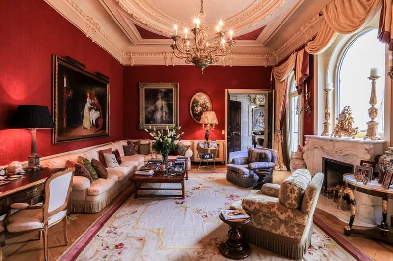 Salon de réception avec cheminée