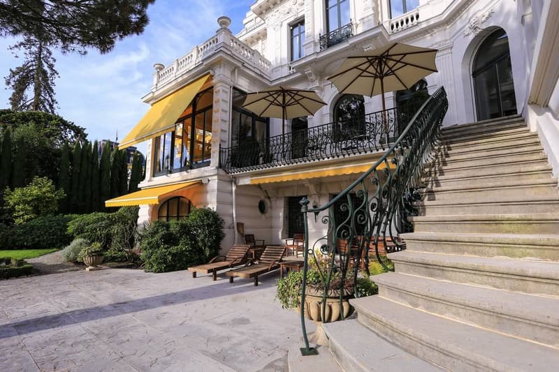 Terrasse et escalier menant aux pièces de réception