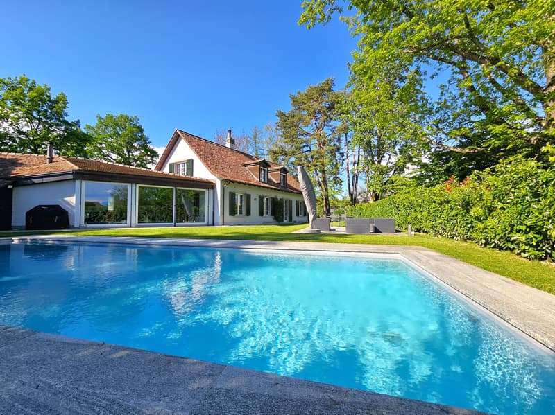 Villa haut de gamme de 2.5 pièces avec piscine sur env. 2'000 m² de terrain (1)