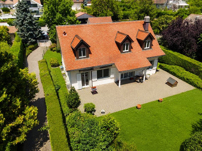 Une propriété unique composée de deux villas avec accès privatif au la (8)