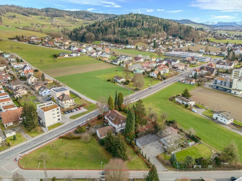 Baureifes, ebenes Grundstück mit 3'426 m2 in der Wohnzone W2 und Kernzone. Zwischennutzung der Villa gegeben!