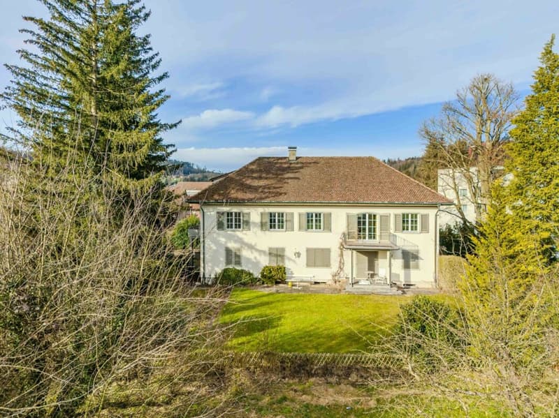 Herrschaftliche Villa mit 3'426 m2 Grundstück in der Wohnzone W2 und Kernzone