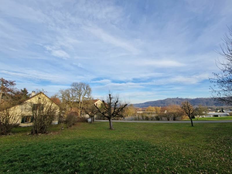 Baureifes, ebenes Grundstück 1'528 m2 mit gut bewohnbarem Bauernhaus an schöner Wohnlage angrenzend an Dorfkern