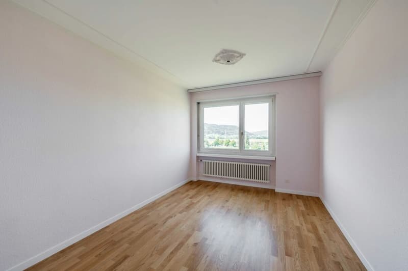 Top-floor residential unit with Limmat view. After replacing the kitchen and bathroom (plus CHF 35'000.00) it's as good as new. (8)