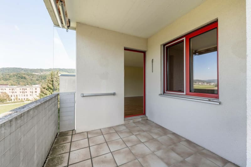 Top-floor residential unit with Limmat view. After replacing the kitchen and bathroom (plus CHF 35'000.00) it's as good as new. (11)