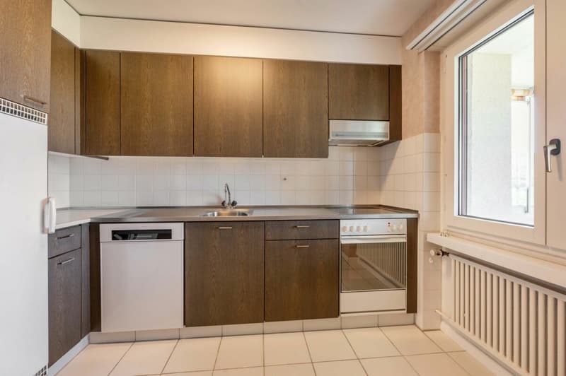 Top-floor residential unit with Limmat view. After replacing the kitchen and bathroom (plus CHF 35'000.00) it's as good as new. (4)