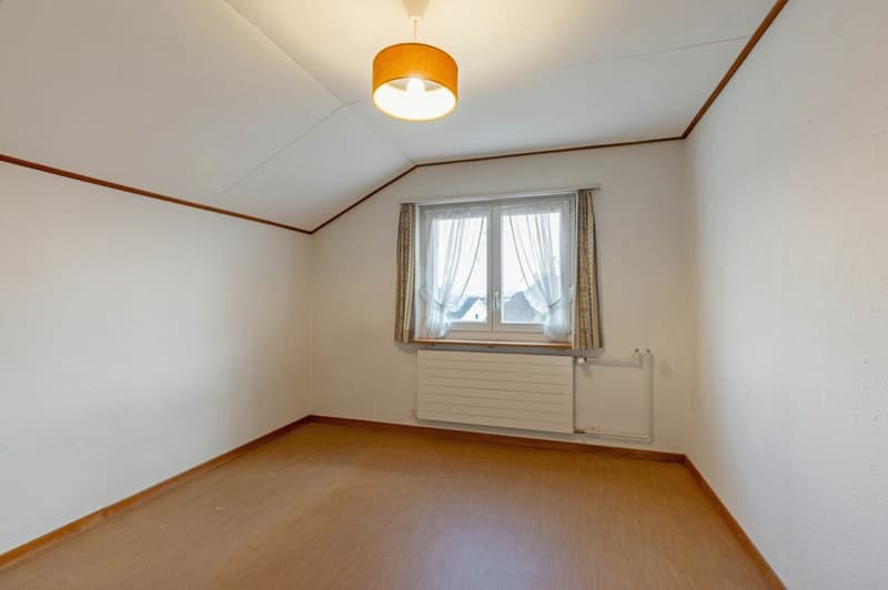 Freistehendes 5.5-Zimmer-Einfamilienhaus mit herrlichem Garten an wunderbar erhöhter Lage (12)