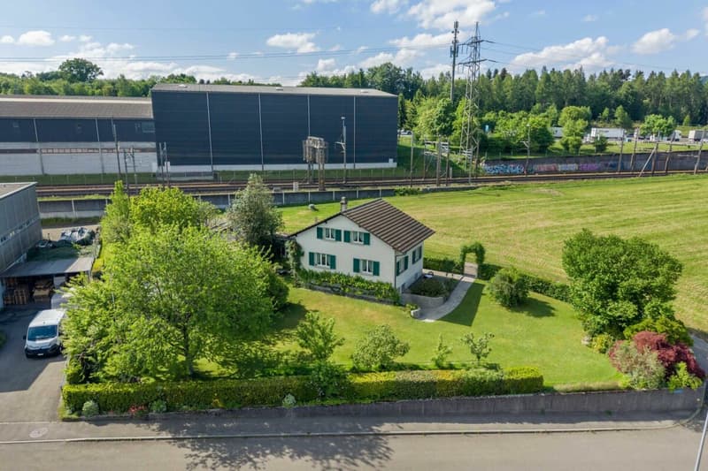 Freistehendes 5.5-Zimmer-Einfamilienhaus mit herrlichem Garten an wunderbar erhöhter Lage (16)
