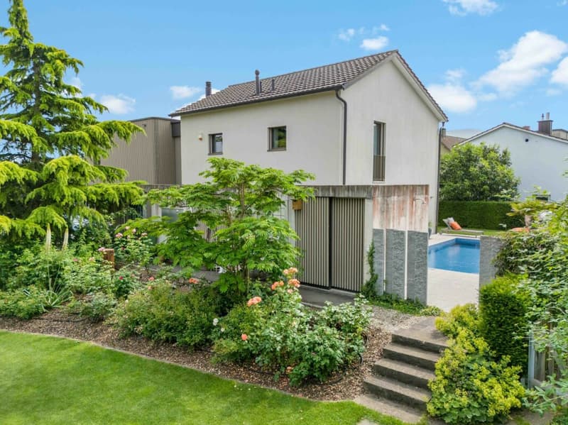 Luxuriöse 6.5-Zimmer-Villa mit herrlichem Garten, Poolanlage und Koi-Teich (21)