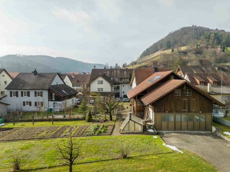 Wohnhaus mit zwei 2.5-Zimmer-Wohnungen und Entwicklungspotenzial im ruhigen Dorfkern von Remigen (25)