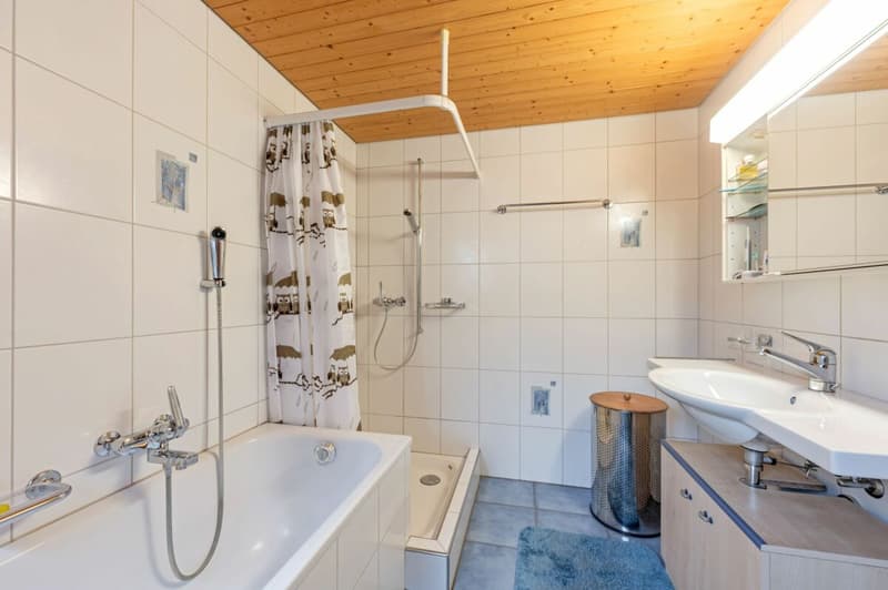 Wohnhaus mit zwei 2.5-Zimmer-Wohnungen und Entwicklungspotenzial im ruhigen Dorfkern von Remigen (5)