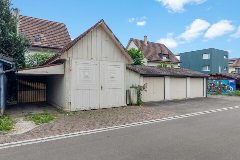 Sehr schönes, zentrales Zweifamilienhaus an ruhiger, bevorzugter Wohnlage mit separater Garagenparzelle (3)