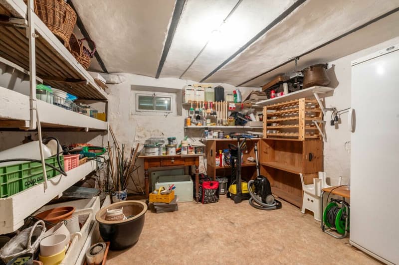 Sehr schönes, zentrales Zweifamilienhaus an ruhiger, bevorzugter Wohnlage mit separater Garagenparzelle (20)