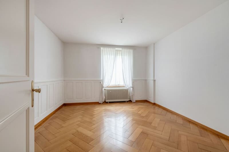 Sehr schönes, zentrales Zweifamilienhaus an ruhiger, bevorzugter Wohnlage mit separater Garagenparzelle (9)