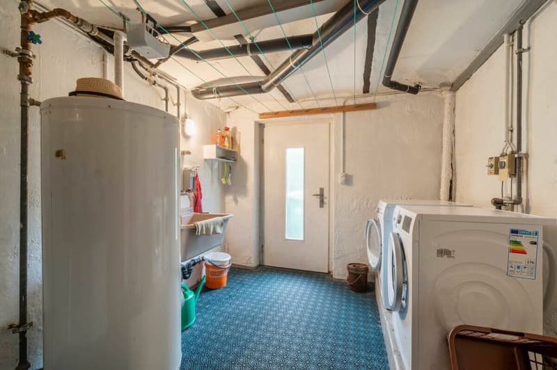 Sehr schönes, zentrales Zweifamilienhaus an ruhiger, bevorzugter Wohnlage mit separater Garagenparzelle (21)