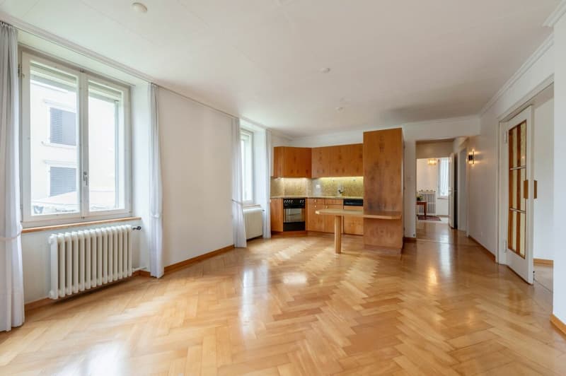 Sehr schönes, zentrales Zweifamilienhaus an ruhiger, bevorzugter Wohnlage mit separater Garagenparzelle (6)