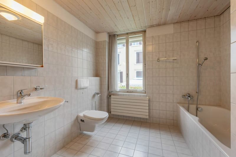 Sehr schönes, zentrales Zweifamilienhaus an ruhiger, bevorzugter Wohnlage mit separater Garagenparzelle (10)